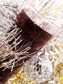Пунш коктейл Весела Коледа с водка, спрайт и сок боровинка - снимка на рецептата
